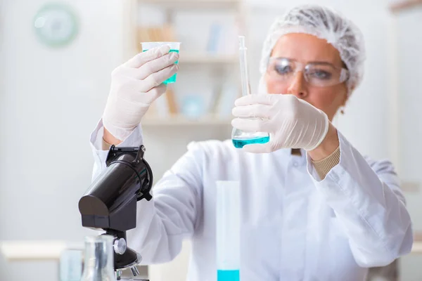 Mujer química que trabaja en el laboratorio de la clínica hospitalaria — Foto de Stock