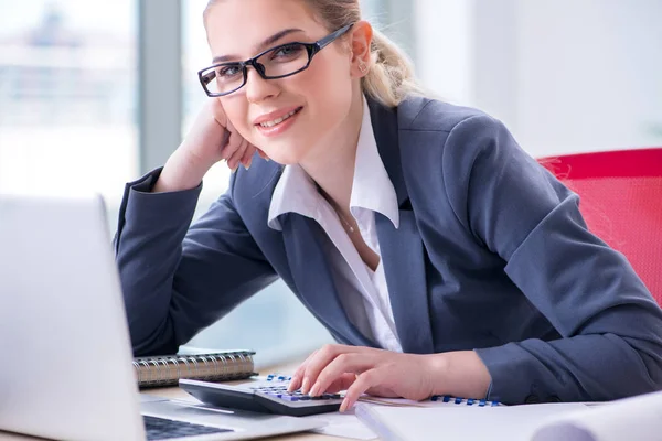 Geschäftsfrau arbeitet an ihrem Schreibtisch im Büro — Stockfoto