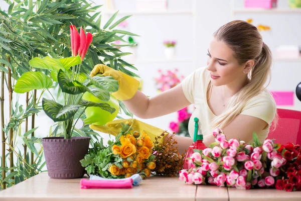 Mujer joven regando plantas en su jardín —  Fotos de Stock