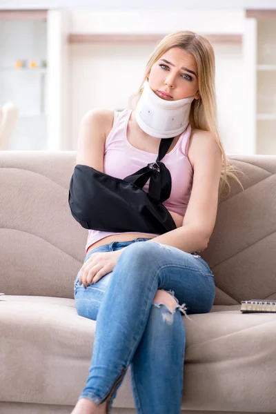Skadad kvinna student förbereder sig för tentor — Stockfoto