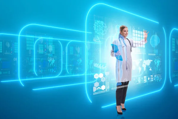 Mulher médica em telemedicina conceito futurista — Fotografia de Stock