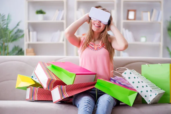 Jovem fazendo compras com óculos de realidade virtual — Fotografia de Stock