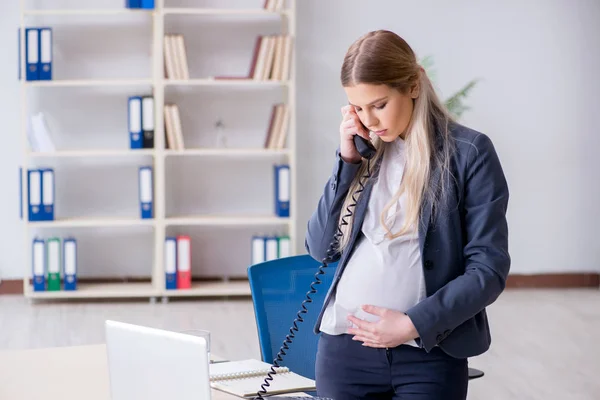 Lavoratrice incinta in ufficio — Foto Stock
