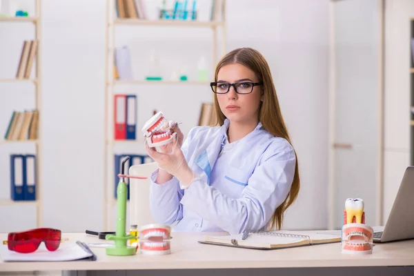 Dentistry student practicing skills in classroom — Stock Photo, Image