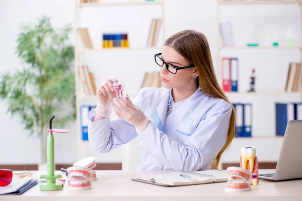 Estudiante de Odontología practicando habilidades en el aula — Foto de Stock