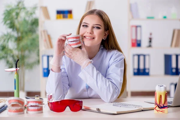 Étudiant en dentisterie pratiquant des compétences en classe — Photo