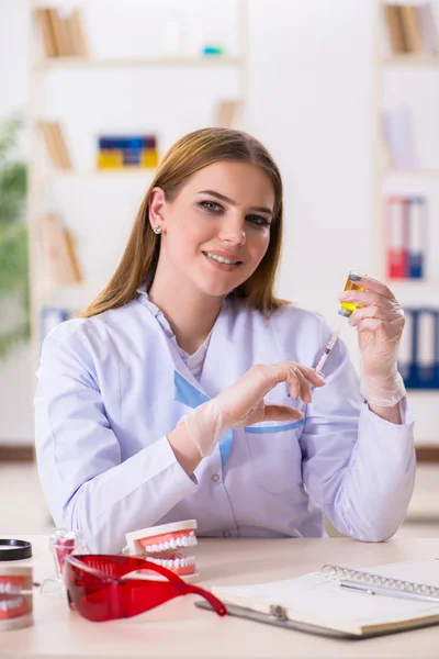 Estudiante de Odontología practicando habilidades en el aula — Foto de Stock