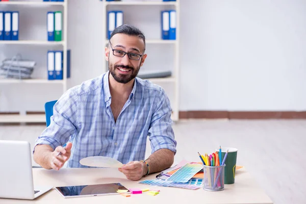 Joven diseñador trabajando en su estudio en un nuevo proyecto —  Fotos de Stock