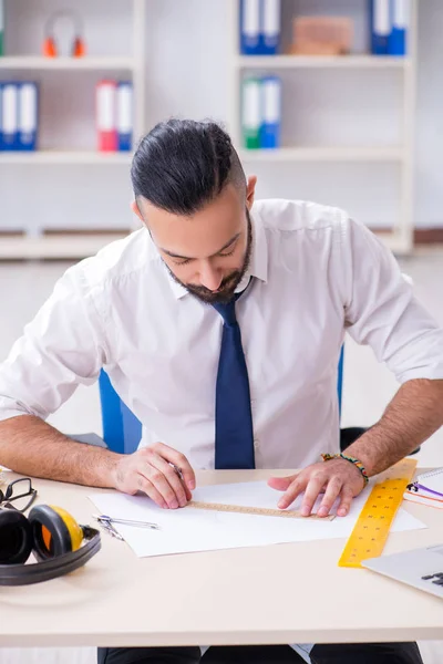 Architect werkt in zijn atelier aan nieuw project — Stockfoto