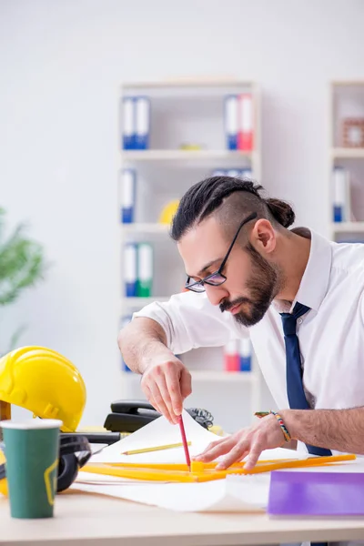 Arquitecto trabajando en su estudio en un nuevo proyecto — Foto de Stock