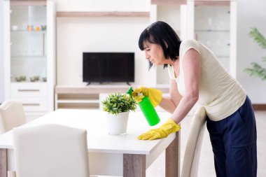 Yaşlı olgun kadın ev işlerinden sonra yoruldu.