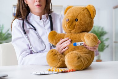 Çocuk oyuncak sağlığını kontrol ediyor