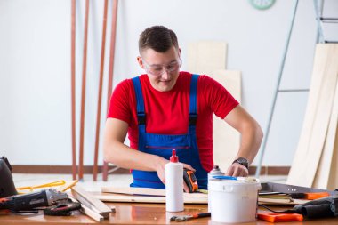 Müteahhit atölyede çalışıyor.