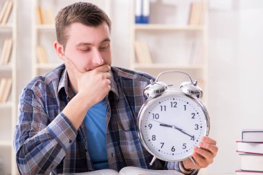 Öğrenci sınava geç kalıyor.