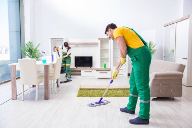 Evde çalışan profesyonel müteahhitleri temizliyorum.