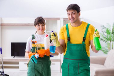 Evde çalışan profesyonel müteahhitleri temizliyorum.