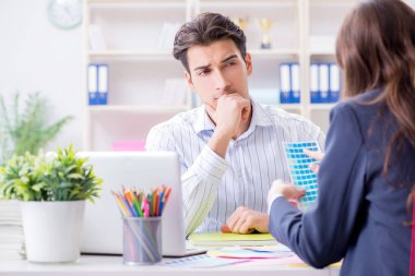 İnsanlar projenin yeni tasarımını tartışıyor