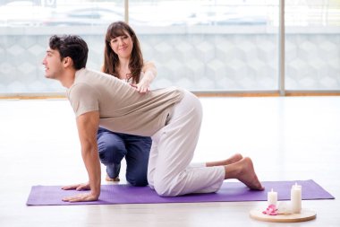 Spor salonunda antrenörlük yapıyor.