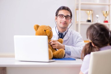 Küçük kız düzenli check-up için doktoru ziyaret ediyor.