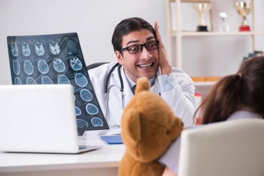 Küçük kız düzenli check-up için doktoru ziyaret ediyor.