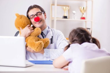 Düzenli kontrolde küçük kızı olan komik bir çocuk doktoru.