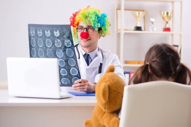 Düzenli kontrolde küçük kızı olan komik bir çocuk doktoru.