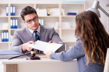 Avukat müvekkil ile hukuk davasını tartışıyor