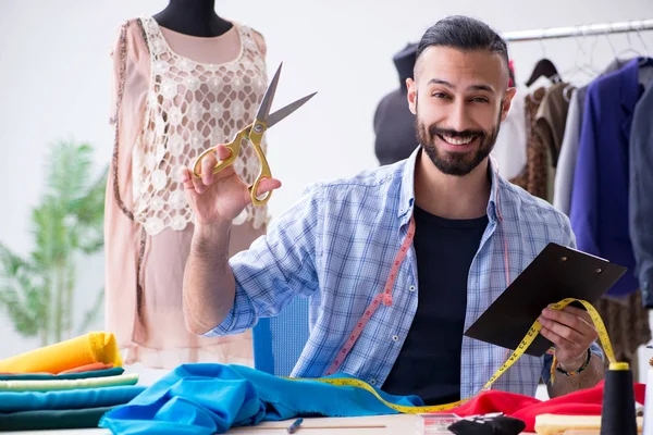 Sastre masculino trabajando en el taller sobre nuevos diseños — Foto de Stock