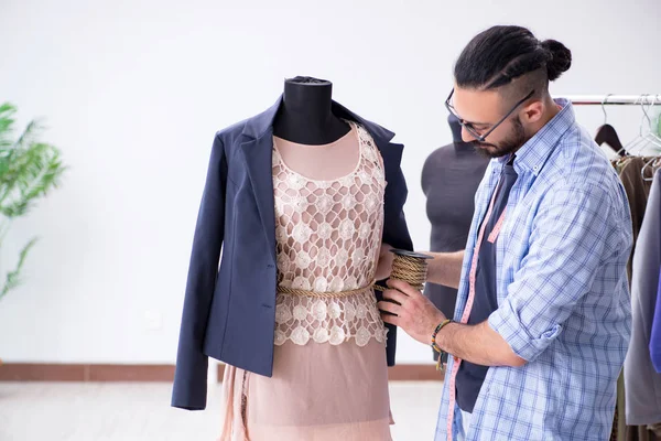 Sastre masculino trabajando en el taller sobre nuevos diseños —  Fotos de Stock