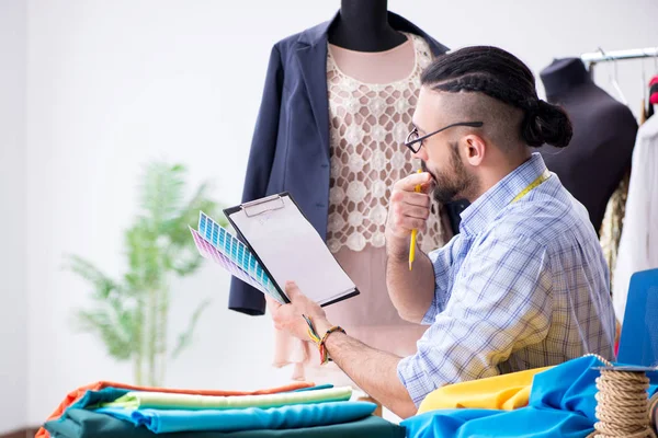 Male tailor working in the workshop on new designs — Stock Photo, Image