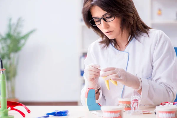 Žena zubař pracuje na zuby implantát — Stock fotografie