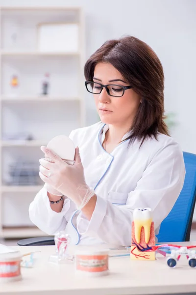 Mujer dentista trabajando en implantes dentales —  Fotos de Stock