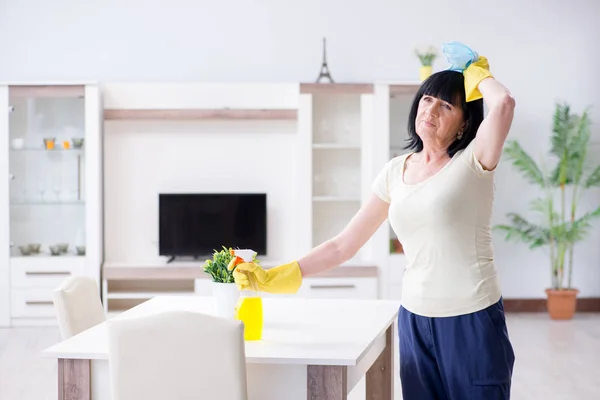 Oude volwassen vrouw moe na huis klusjes — Stockfoto