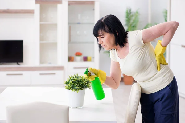 Vieja mujer madura cansada después de las tareas domésticas — Foto de Stock