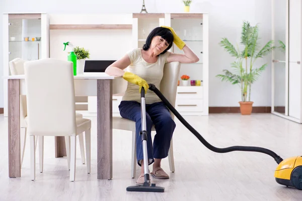 Senior anciana cansada después de la casa de limpieza al vacío — Foto de Stock