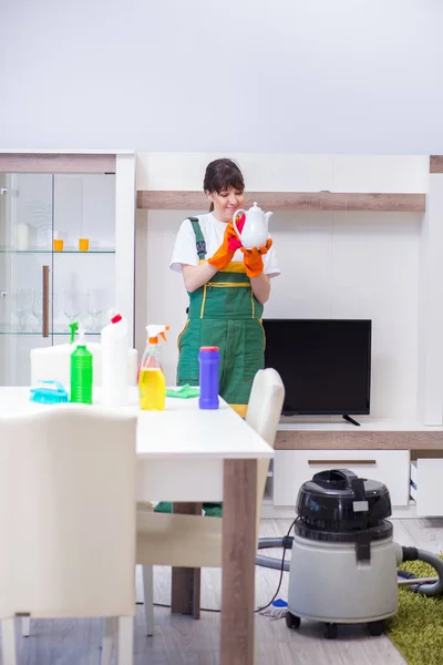 Empreiteiro de limpeza profissional trabalhando em casa — Fotografia de Stock