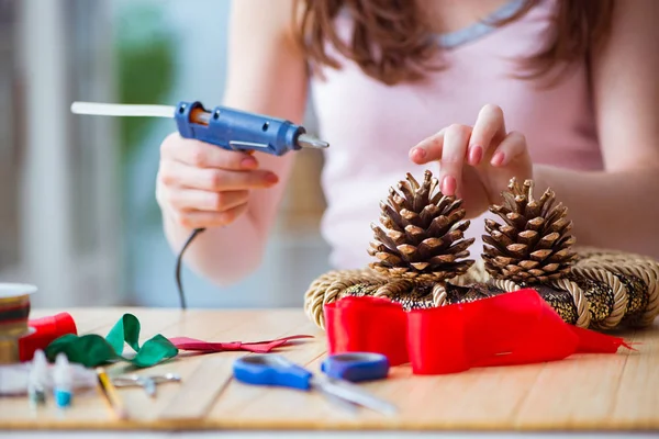 Kobieta robi DIY świąteczne dekoracje w domu — Zdjęcie stockowe