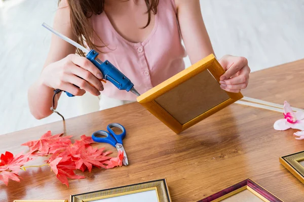 Wanita mendekorasi bingkai gambar dalam konsep scrapbooking — Stok Foto