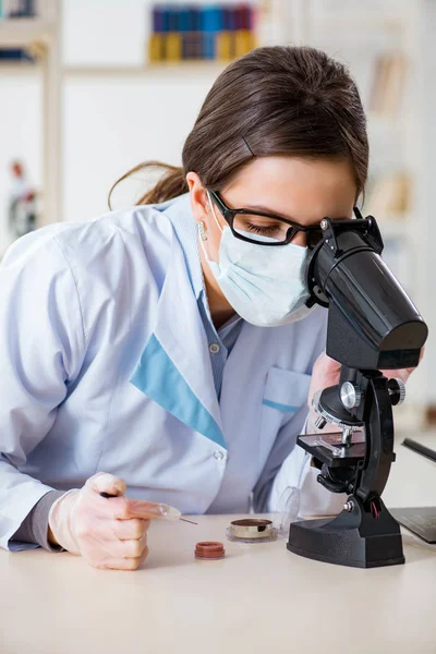 Lab chemist checking beauty and make-up products — Stock Photo, Image