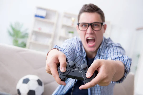 Молодий чоловік грає в комп'ютерні ігри вдома — стокове фото