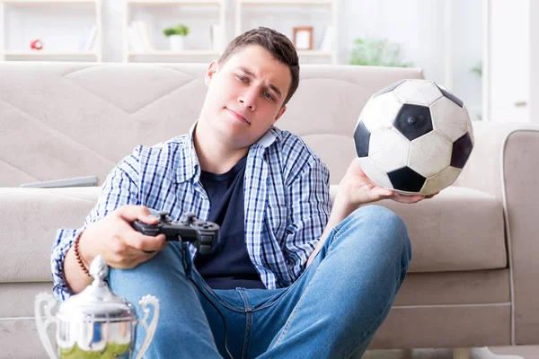 Hombre joven jugando juegos de ordenador en casa —  Fotos de Stock