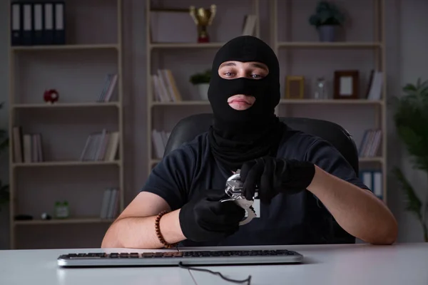 Хакер зламує комп'ютер пізно вночі — стокове фото