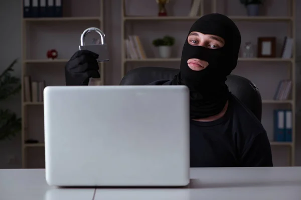 Hacker piratería informática tarde en la noche — Foto de Stock