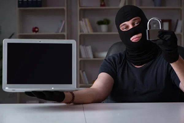 黑客在深夜侵入计算机 — 图库照片