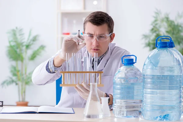 Jonge chemicus die experimenteert in het lab — Stockfoto