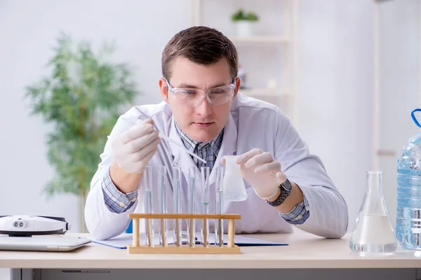 Jonge chemicus die experimenteert in het lab — Stockfoto