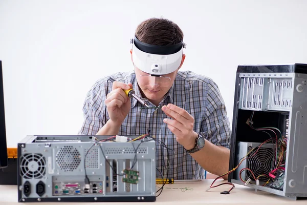 Jeune technicien de réparation d'ordinateur en atelier — Photo