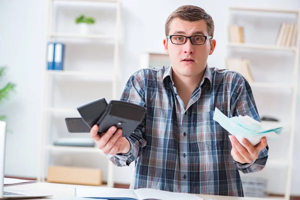 Junger Mann frustriert über sein Haus und Steuerrechnungen — Stockfoto