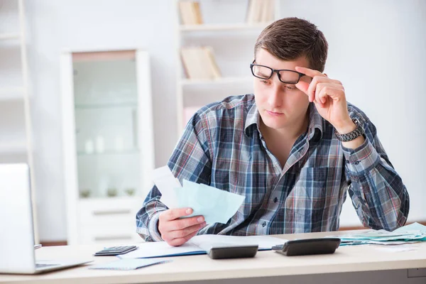 Junger Mann frustriert über sein Haus und Steuerrechnungen — Stockfoto