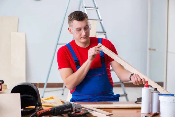 Appaltatore che lavora in officina — Foto Stock